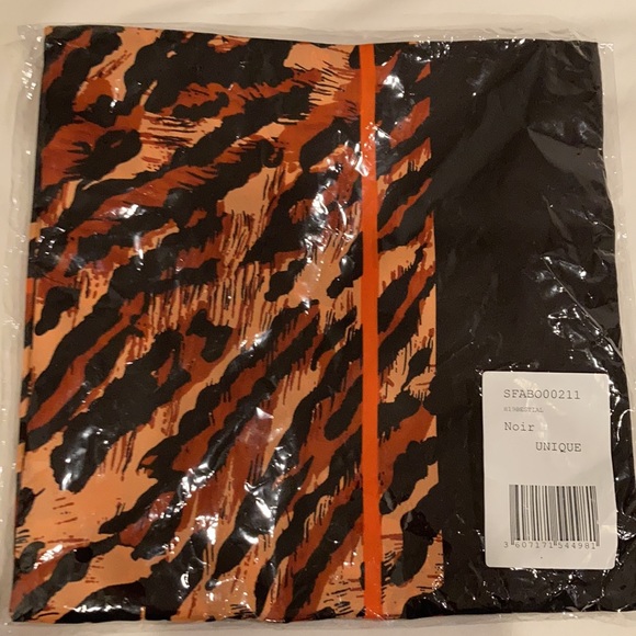 New with tag authentic sandro scarf 36”x36”💋💗 - Picture 5 of 5